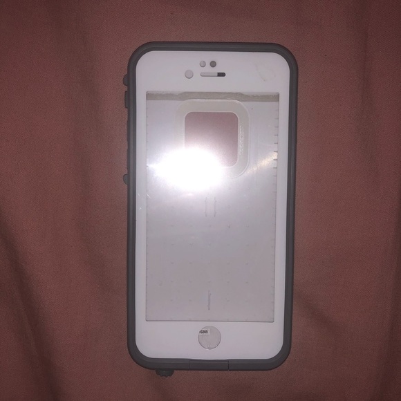 White IPhone 6 Lifeproof case - Picture 4 of 4